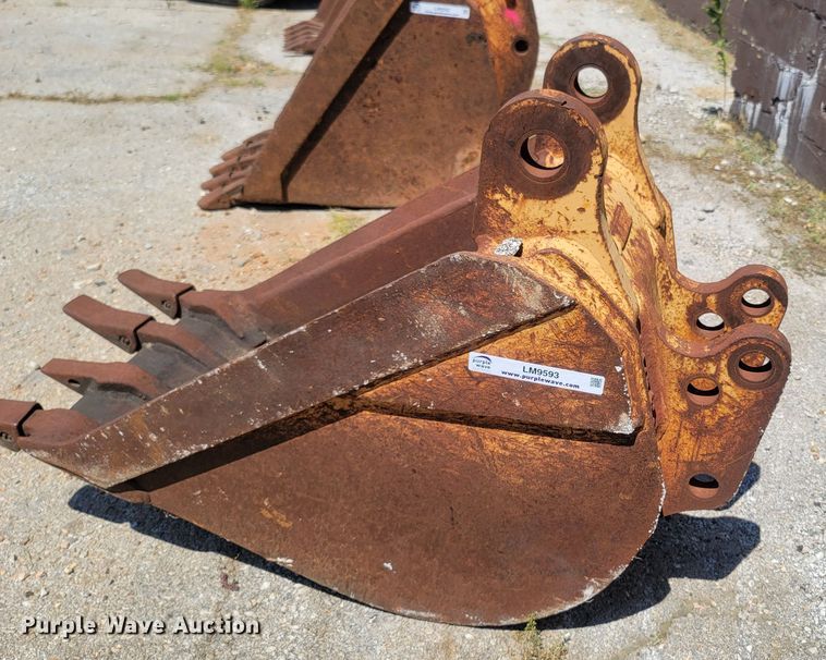 image for item LM9593 Caterpillar  18"W backhoe bucket