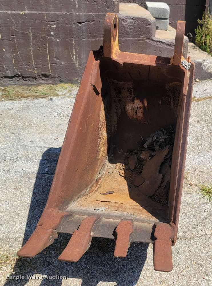 image for item LM9593 Caterpillar  18"W backhoe bucket