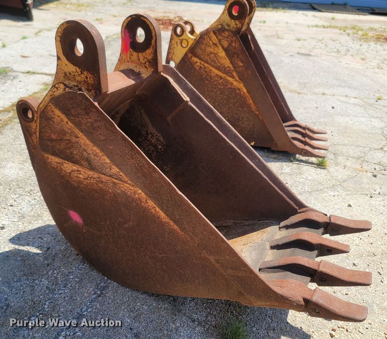 image for item LM9593 Caterpillar  18"W backhoe bucket