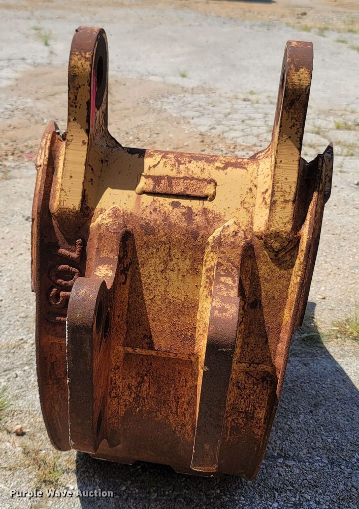 image for item LM9593 Caterpillar  18"W backhoe bucket
