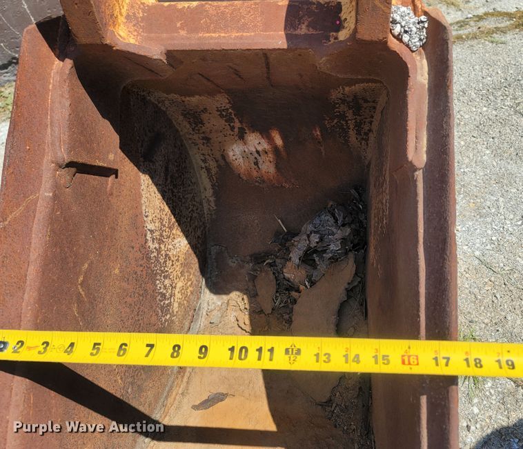 image for item LM9593 Caterpillar  18"W backhoe bucket