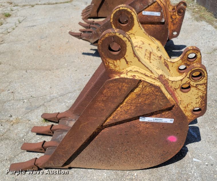 image for item LM9594 Caterpillar  18"W backhoe bucket