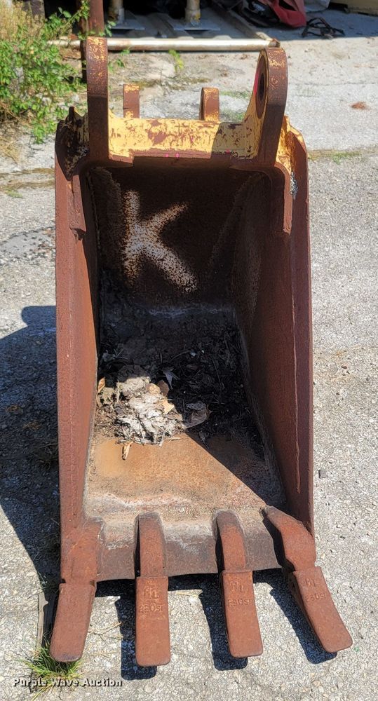 image for item LM9594 Caterpillar  18"W backhoe bucket