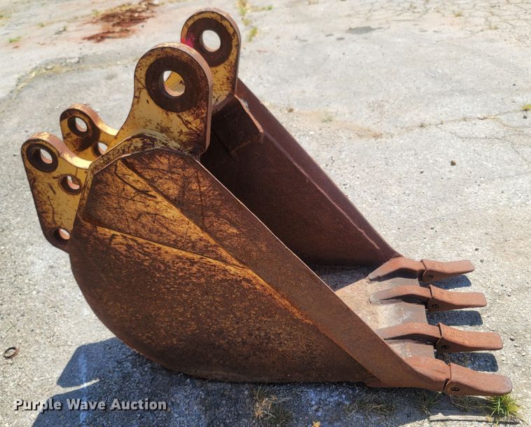 image for item LM9594 Caterpillar  18"W backhoe bucket