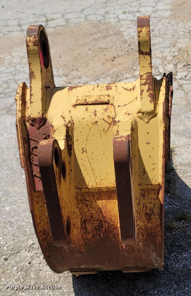 image for item LM9594 Caterpillar  18"W backhoe bucket