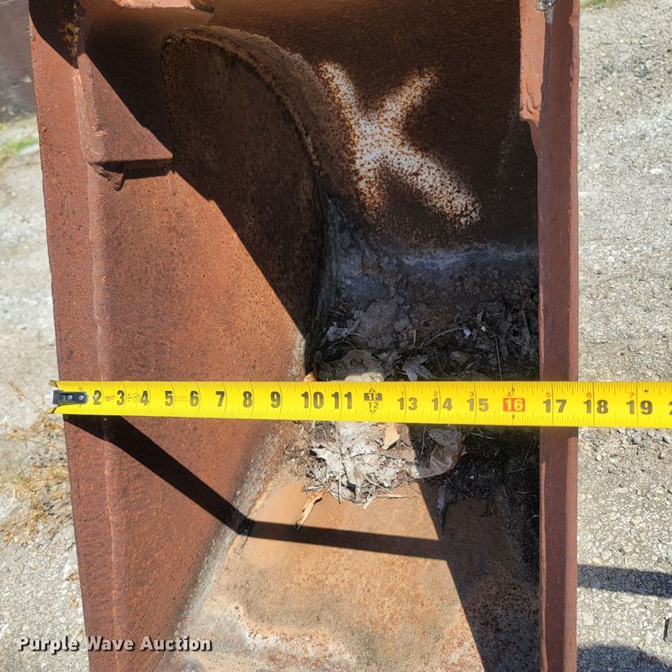 image for item LM9594 Caterpillar  18"W backhoe bucket