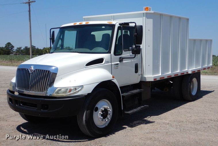 image for item LP9471 2007 International 4300  chipper truck