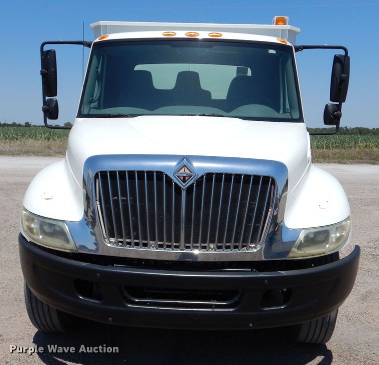 image for item LP9471 2007 International 4300  chipper truck