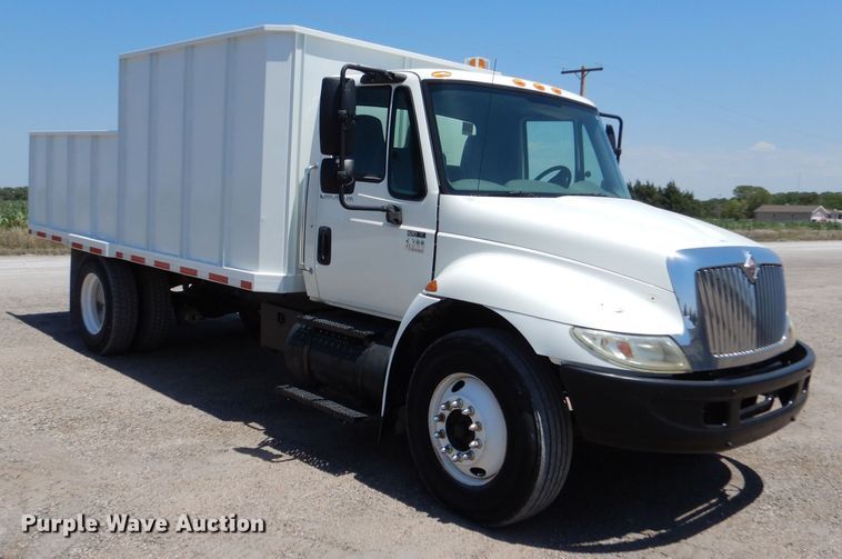 image for item LP9471 2007 International 4300  chipper truck