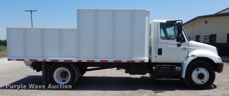 image for item LP9471 2007 International 4300  chipper truck