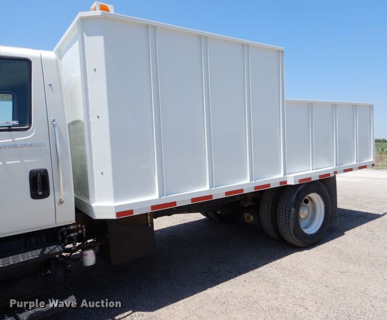 image for item LP9471 2007 International 4300  chipper truck