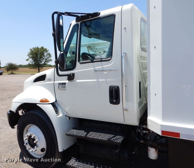 image for item LP9471 2007 International 4300  chipper truck