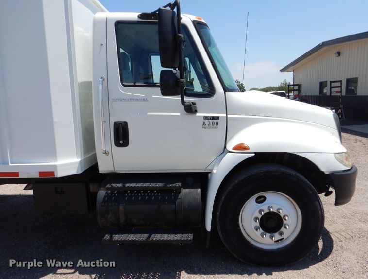 image for item LP9471 2007 International 4300  chipper truck