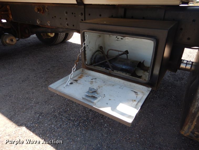 image for item LP9471 2007 International 4300  chipper truck