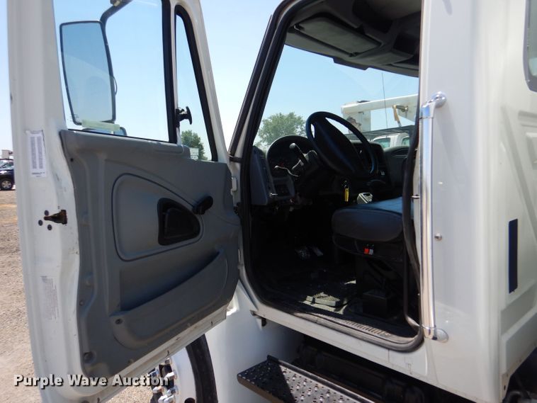 image for item LP9471 2007 International 4300  chipper truck