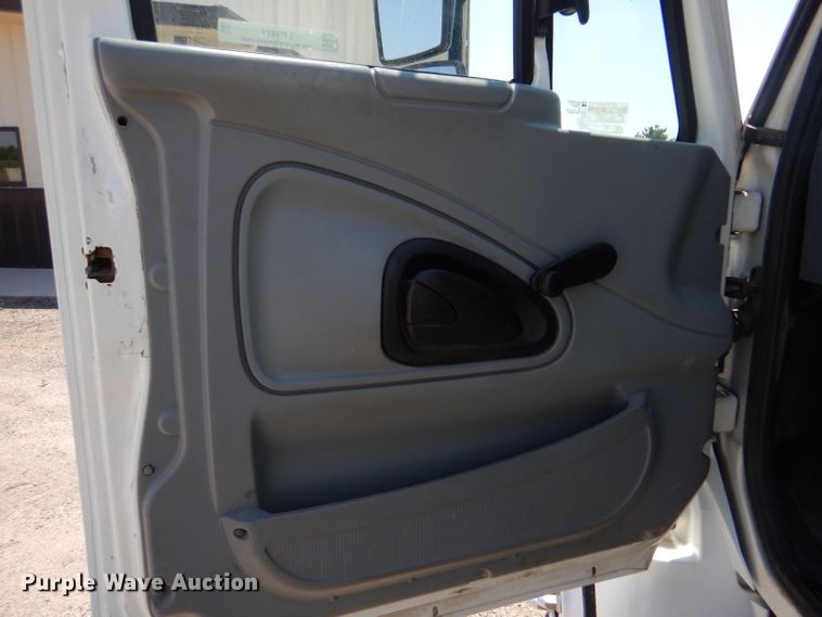 image for item LP9471 2007 International 4300  chipper truck