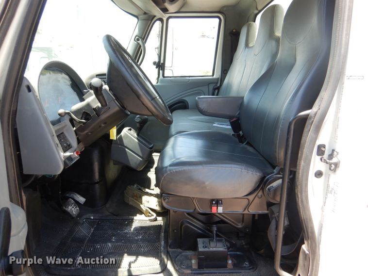 image for item LP9471 2007 International 4300  chipper truck