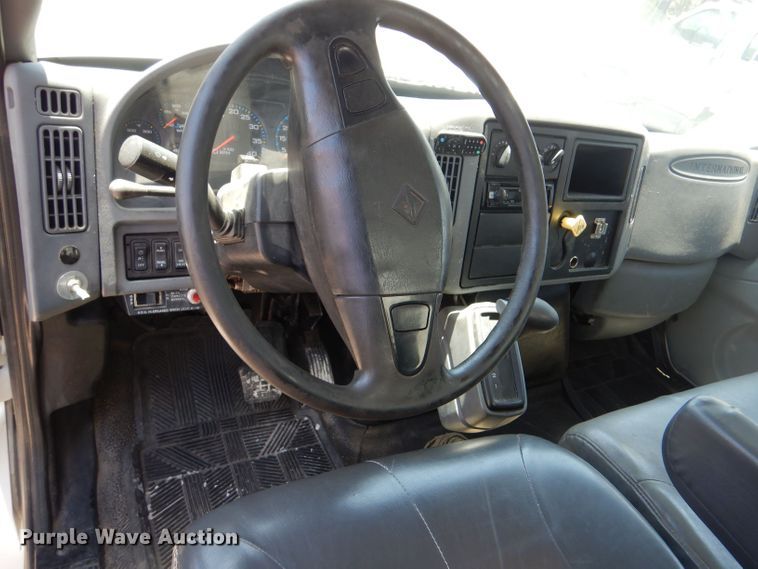 image for item LP9471 2007 International 4300  chipper truck