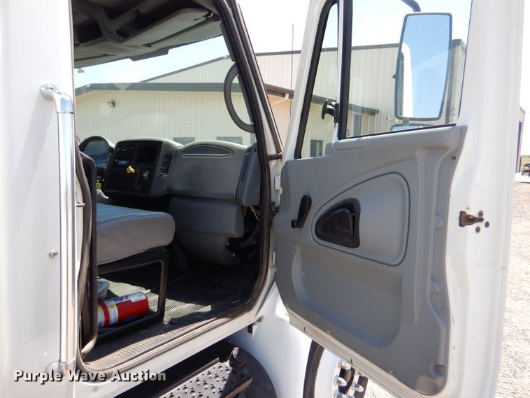 image for item LP9471 2007 International 4300  chipper truck