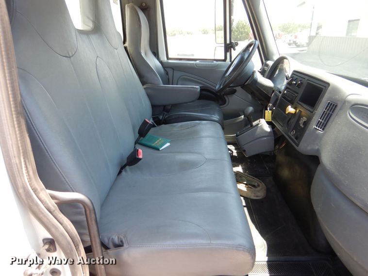 image for item LP9471 2007 International 4300  chipper truck