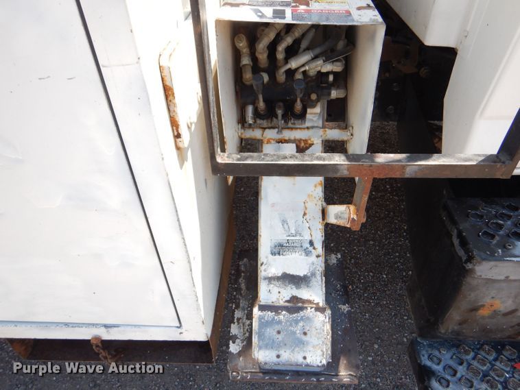 image for item LP9473 2007 GMC C7500  forestry bucket truck