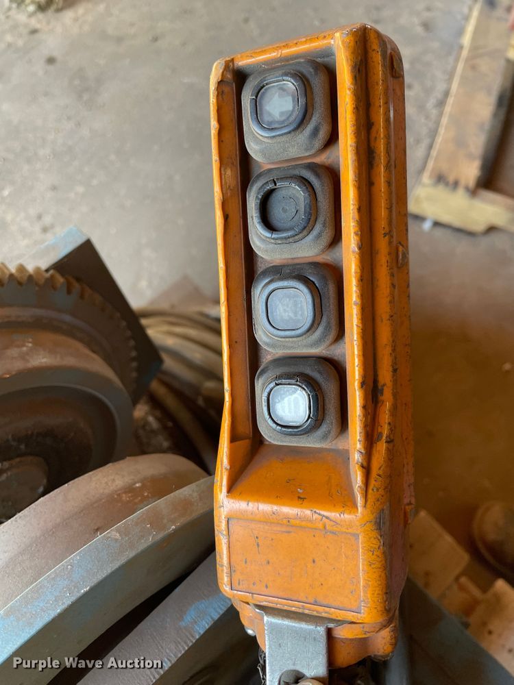 image for item LP9486 2012 Shaw-box LiftTech  hoist