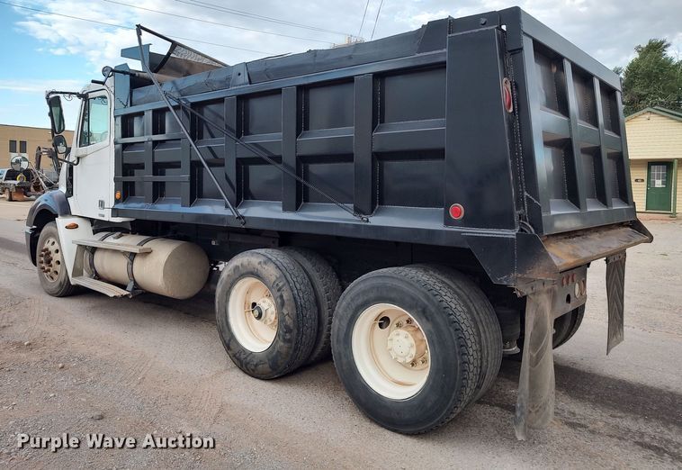 image for item LU9188 2005 Freightliner Columbia 112  dump truck