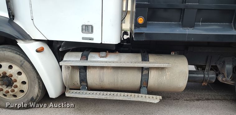 image for item LU9188 2005 Freightliner Columbia 112  dump truck