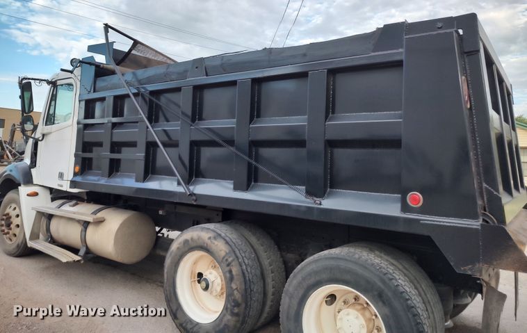 image for item LU9188 2005 Freightliner Columbia 112  dump truck