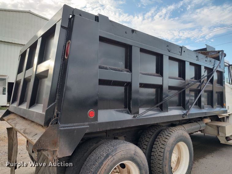 image for item LU9188 2005 Freightliner Columbia 112  dump truck