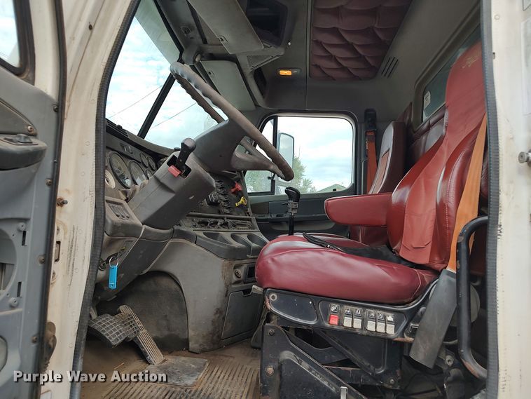 image for item LU9188 2005 Freightliner Columbia 112  dump truck