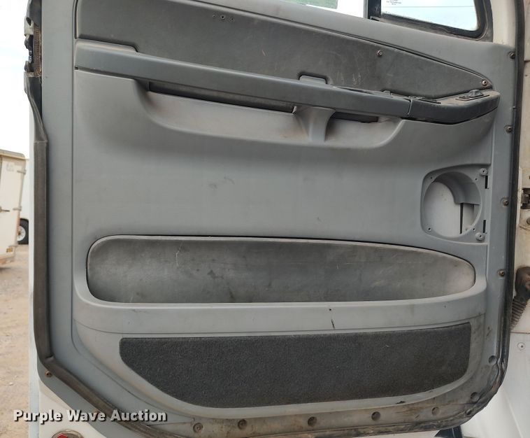 image for item LU9188 2005 Freightliner Columbia 112  dump truck