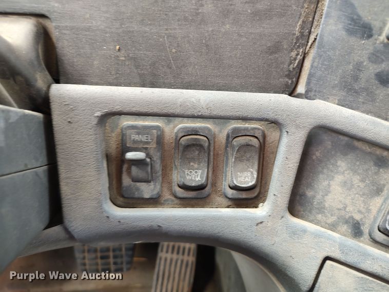 image for item LU9188 2005 Freightliner Columbia 112  dump truck