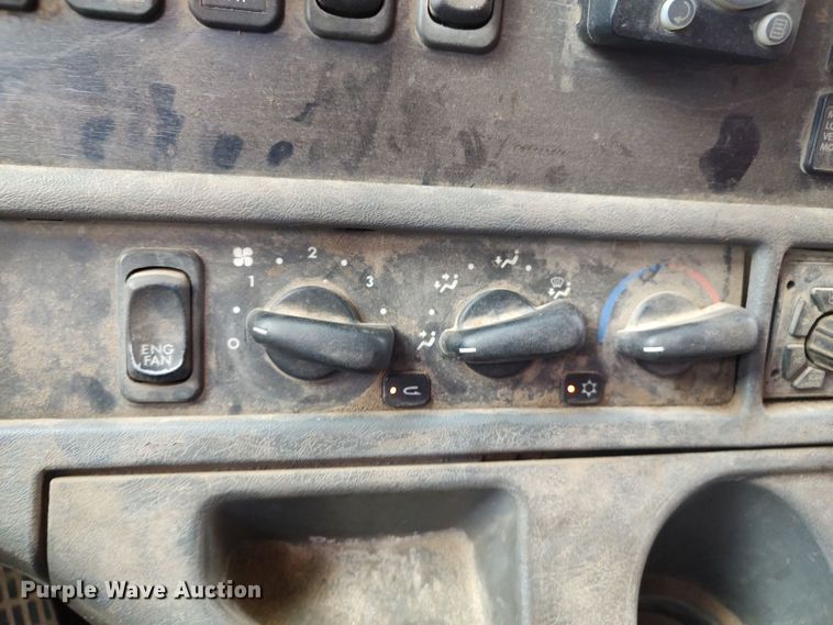 image for item LU9188 2005 Freightliner Columbia 112  dump truck