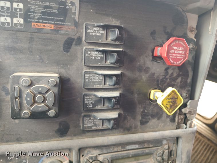 image for item LU9188 2005 Freightliner Columbia 112  dump truck