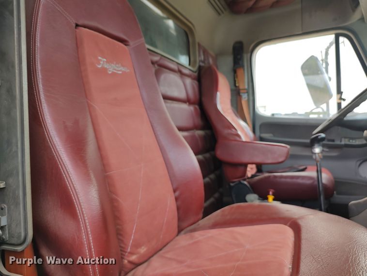 image for item LU9188 2005 Freightliner Columbia 112  dump truck