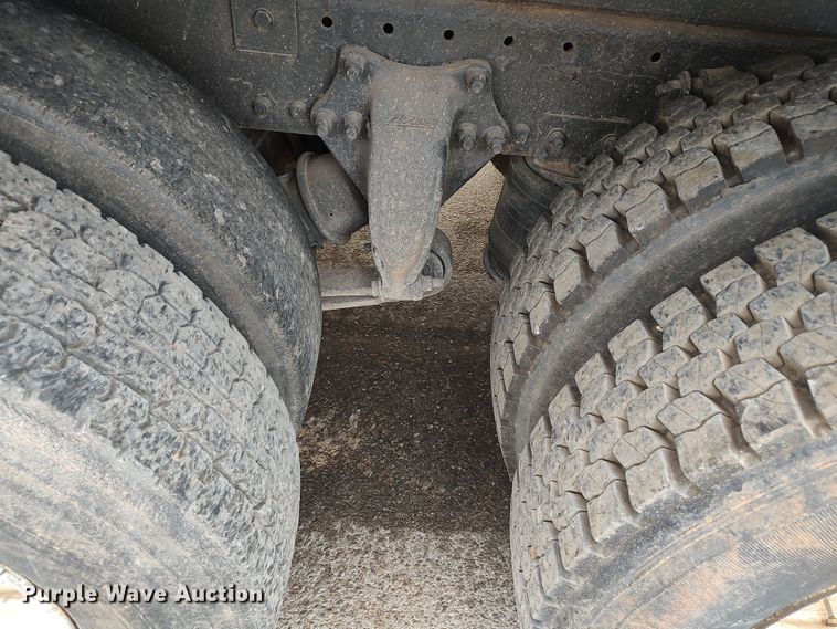 image for item LU9188 2005 Freightliner Columbia 112  dump truck