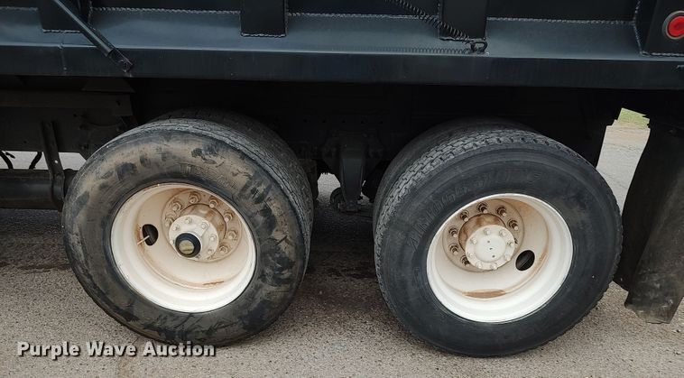 image for item LU9188 2005 Freightliner Columbia 112  dump truck