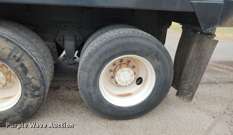 image for item LU9188 2005 Freightliner Columbia 112  dump truck