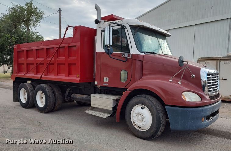 image for item LU9189 2005 Freightliner Columbia 112  dump truck
