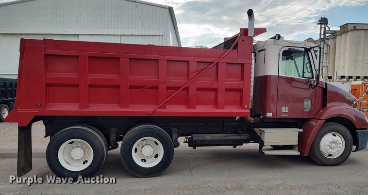 image for item LU9189 2005 Freightliner Columbia 112  dump truck