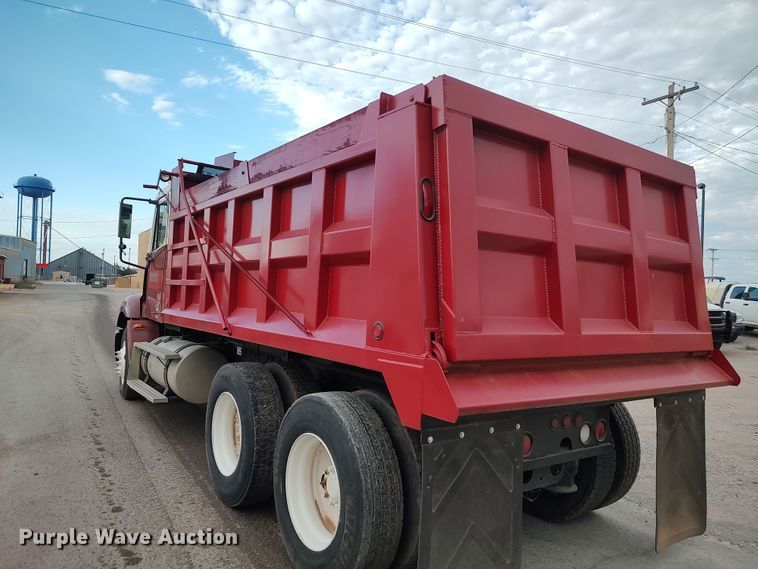 image for item LU9189 2005 Freightliner Columbia 112  dump truck