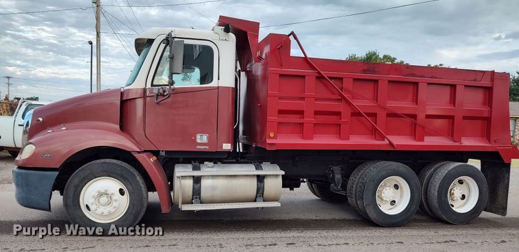 image for item LU9189 2005 Freightliner Columbia 112  dump truck