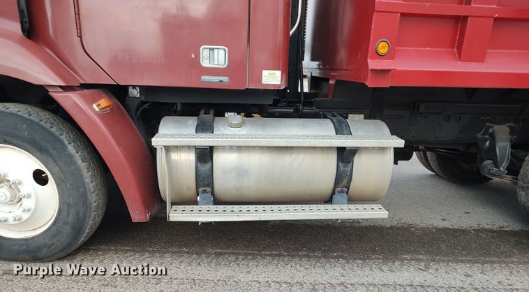 image for item LU9189 2005 Freightliner Columbia 112  dump truck