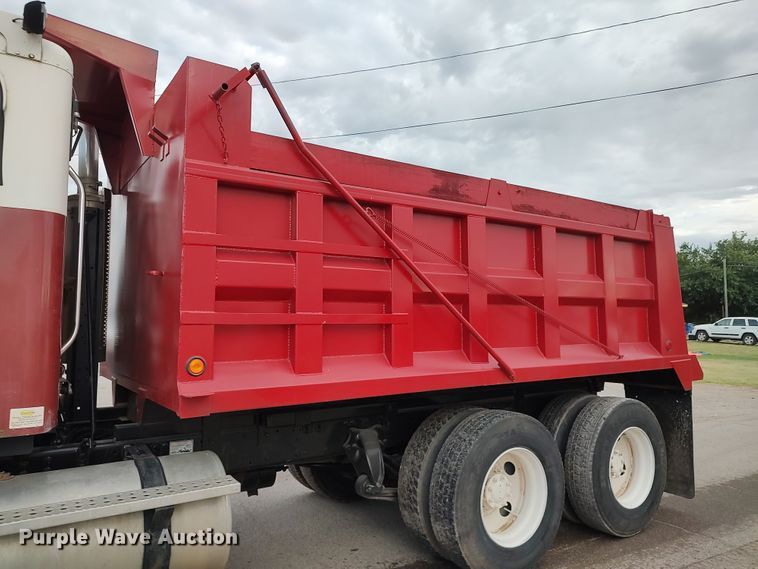 image for item LU9189 2005 Freightliner Columbia 112  dump truck