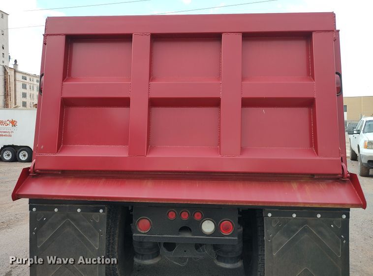 image for item LU9189 2005 Freightliner Columbia 112  dump truck