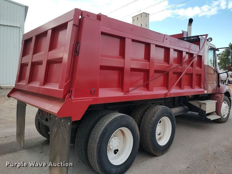 image for item LU9189 2005 Freightliner Columbia 112  dump truck