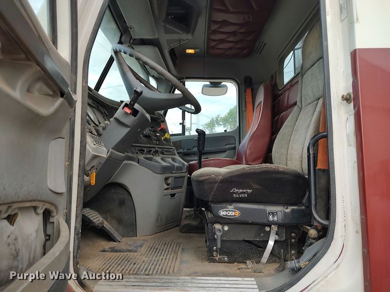 image for item LU9189 2005 Freightliner Columbia 112  dump truck