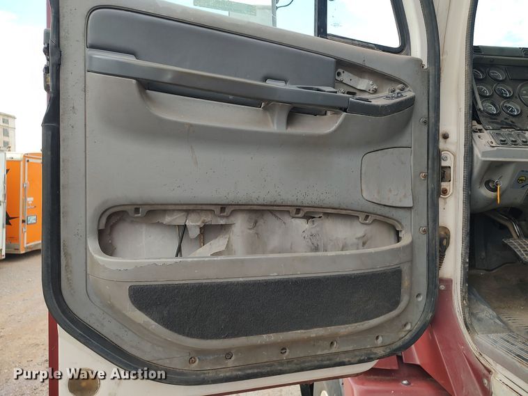 image for item LU9189 2005 Freightliner Columbia 112  dump truck