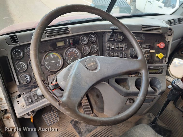 image for item LU9189 2005 Freightliner Columbia 112  dump truck